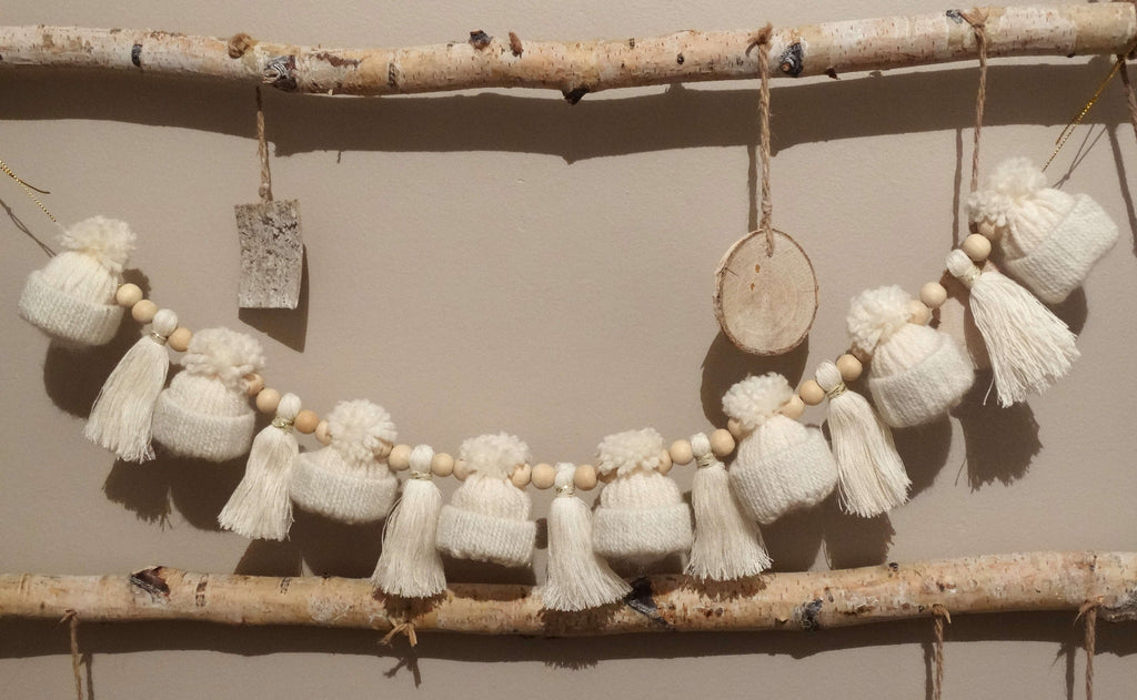 GUIRLANDE de Noël, bonnets, pampilles et perles de bois