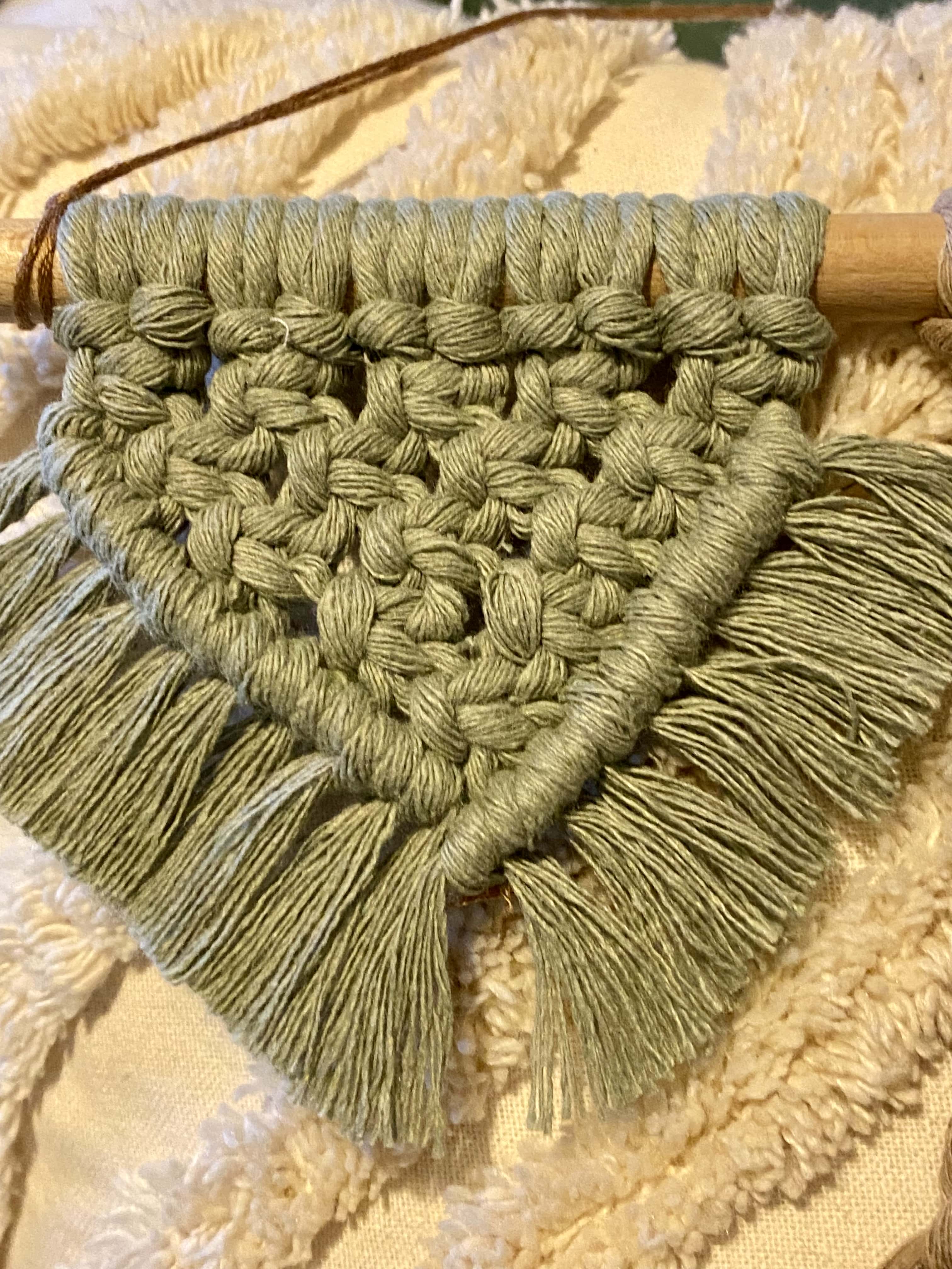 SALOPETTE et ses 2 suspensions en macramé - Décoration chambre d'enfant