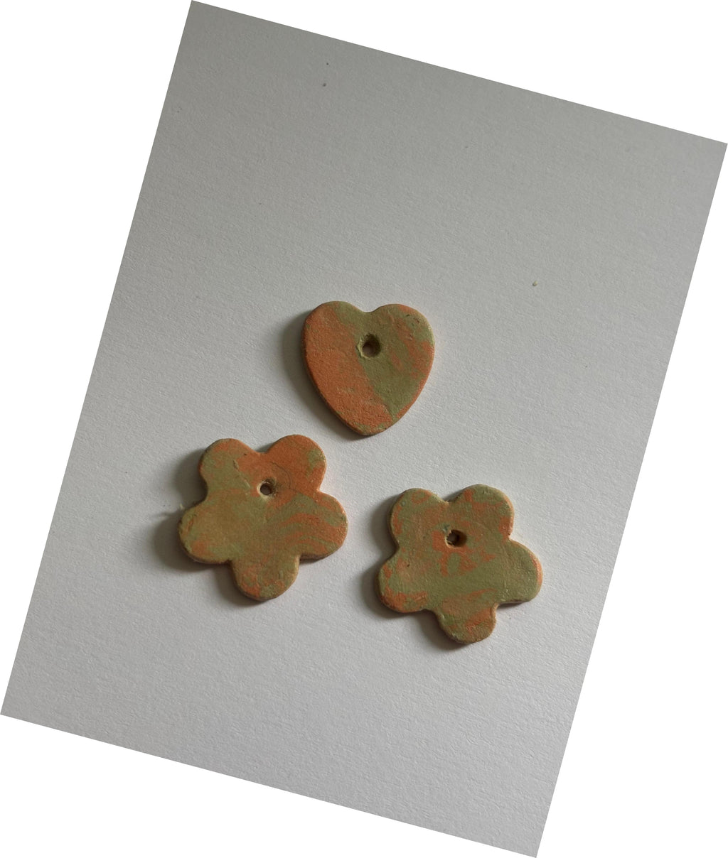 PETIT COLLIER DE VASE DECORATIF EN ARGILE - Coeurs, fleurs et perles de bois