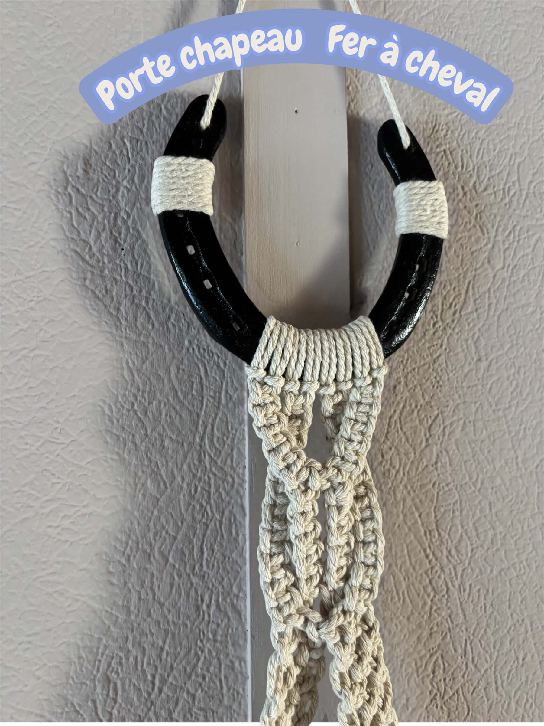 PORTE-CHAPEAU EN MACRAME AVEC SUPPORT FER A CHEVAL