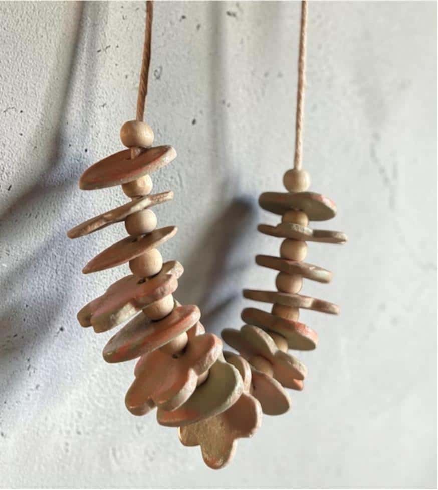 PETIT COLLIER DE VASE DECORATIF EN ARGILE - Coeurs, fleurs et perles de bois