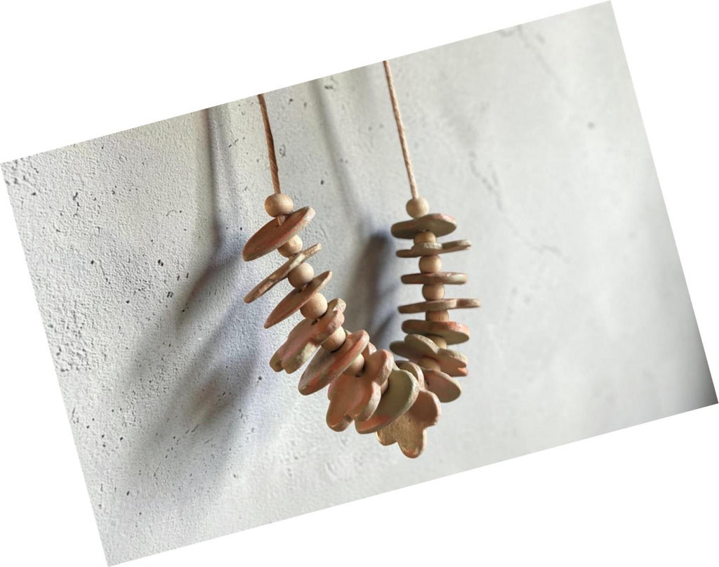 PETIT COLLIER DE VASE DECORATIF EN ARGILE - Coeurs, fleurs et perles de bois